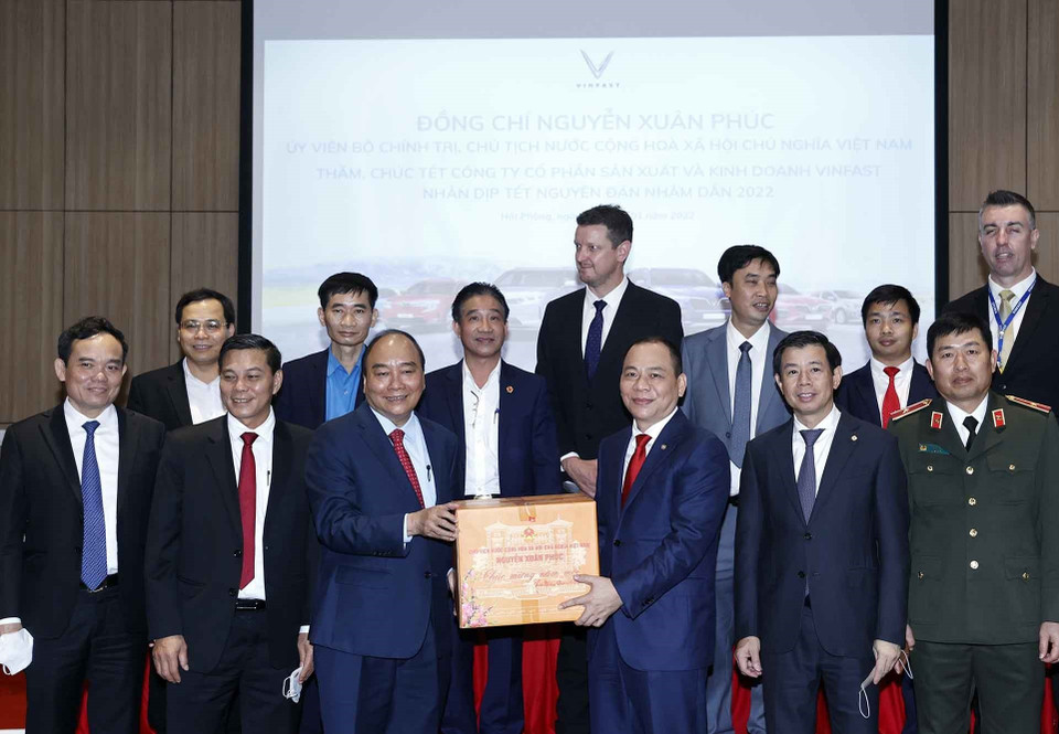 Chủ tịch nước Nguyễn Xuân Phúc tặng quà Tết cho Công ty cổ phần sản xuất và kinh doanh Vinfast. (Ảnh: Thống Nhất/TTXVN)