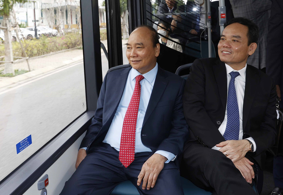 Chủ tịch nước Nguyễn Xuân Phúc tham quan Nhà máy sản xuất ôtô Vinfast. (Ảnh: Thống Nhất/TTXVN)