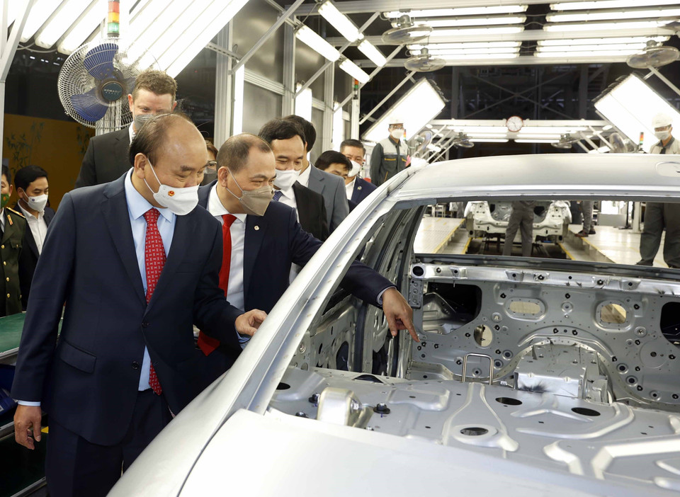 Chủ tịch nước Nguyễn Xuân Phúc tham quan Nhà máy sản xuất ôtô Vinfast. (Ảnh: Thống Nhất/TTXVN)