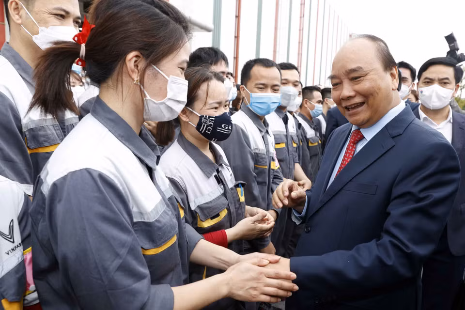 Chủ tịch nước Nguyễn Xuân Phúc chúc Tết công nhân lao động tại Công ty cổ phần sản xuất và kinh doanh Vinfast. (Ảnh: Thống Nhất/TTXVN)
