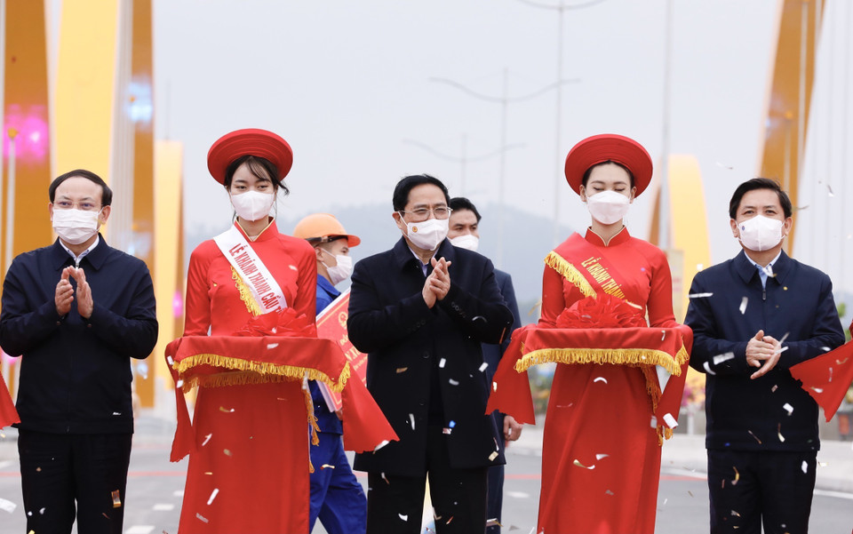 Thủ tướng Phạm Minh Chính và các đại biểu cắt băng khánh thành cầu Cửa Lục 1 (cầu Tình yêu). (Ảnh: Dương Giang/TTXVN)