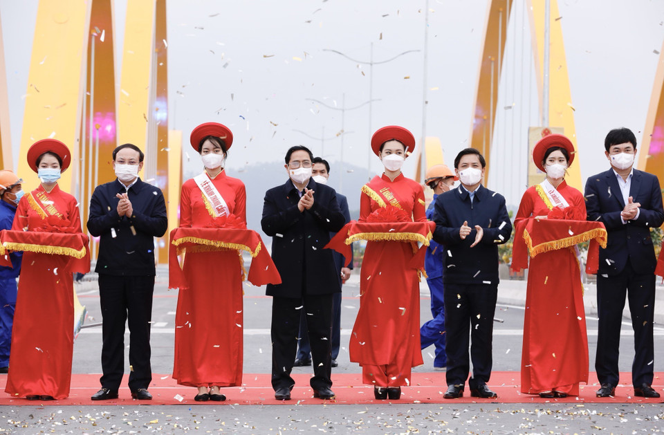 Thủ tướng Phạm Minh Chính và các đại biểu cắt băng khánh thành cầu Cửa Lục 1 (cầu Tình yêu). (Ảnh: Dương Giang/TTXVN)