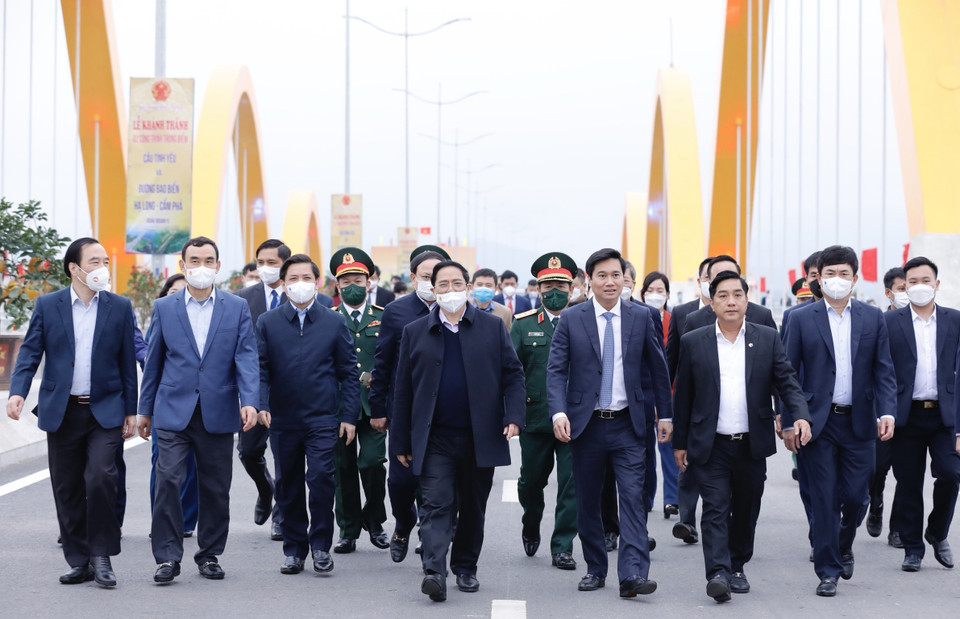 Thủ tướng Phạm Minh Chính và các đại biểu tham quan cầu Cửa Lục 1 (cầu Tình yêu). (Ảnh: Dương Giang/TTXVN)