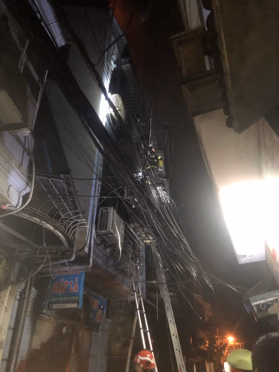 Lực lượng phòng cháy chữa cháu kịp thời có mặt tại hiện trường dập tắt đám cháy. (Ảnh: TTXVN phát)