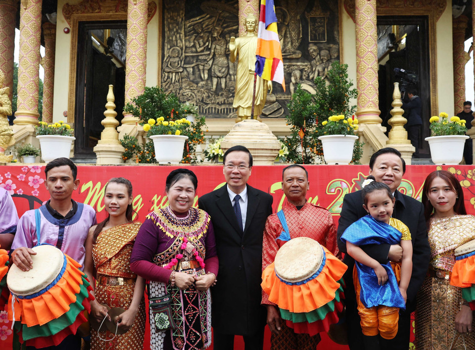 Chủ tịch nước Võ Văn Thưởng và Phó Thủ tướng Trần Hồng Hà với đồng bào dân tộc Khmer. (Ảnh: Thống Nhất/TTXVN)