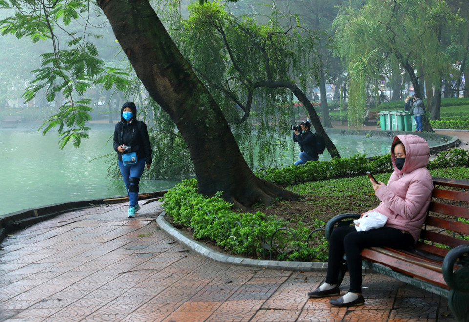 Hồ Gươm vẫn là địa chỉ thu hút du khách tới vãn cảnh. (Ảnh: Ngọc Hà/TTXVN)