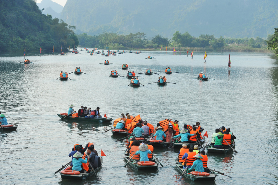 Khung cảnh vô cùng bình yên, mọi ưu tư phiền muộn dường tư tan biến, trôi theo làn nước mát lạnh dưới những mái chèo khua. (Ảnh: Minh Đức/TTXVN)