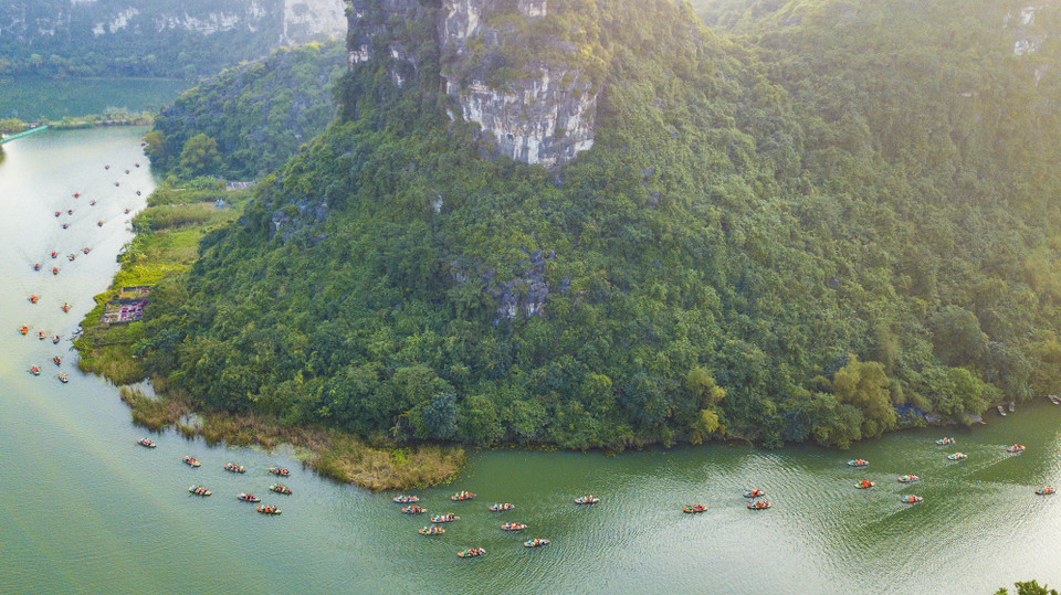 Quần thể danh thắng Tràng An nơi đây được thiên nhiên ban tặng những dãy núi đá vôi uốn lượn bao quanh dòng sông thanh bình, cùng những di tích linh thiêng và hệ động thực vật phong phú, quý hiếm. (Ảnh: Minh Đức/TTXVN)