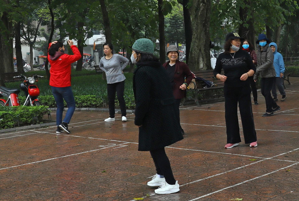 Thói quen tập thể dục buổi sáng bên hồ vẫn được duy trì. (Ảnh: Ngọc Hà/TTXVN)