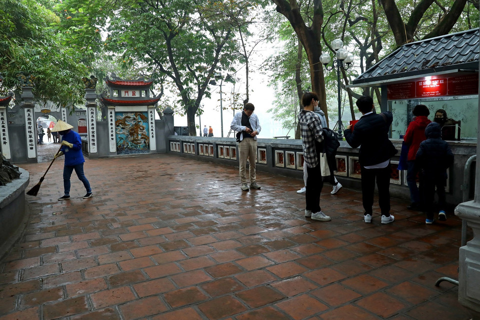 Di tích lịch sử cầu Thê Húc, đền Ngọc Sơn đã mở cửa đón khách sau 1 ngày đóng cửa để tiêu độc khử trùng. (Ảnh: Ngọc Hà/TTXVN)