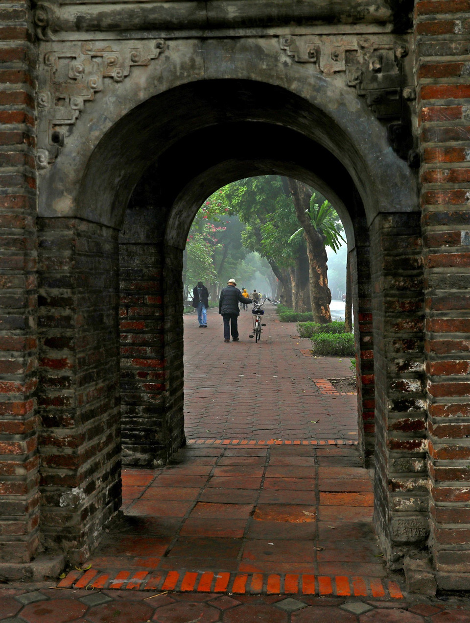 Vào những ngày mù sương, khu vực quanh Hồ Gươm trở nên quyến rũ hơn. (Ảnh: Ngọc Hà/TTXVN)