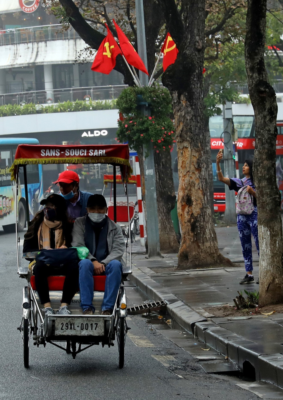 Dạo quanh Hồ Gươm bằng xích lô luôn là một trải nghiệm thú vị với du khách. (Ảnh: Ngọc Hà/TTXVN)