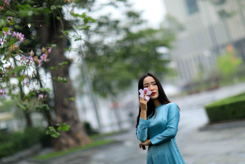 Mùa hoa ban tháng 2 luôn thu hút sự quan tâm của các bạn trẻ. (Ảnh: Nhật Anh/TTXVN)