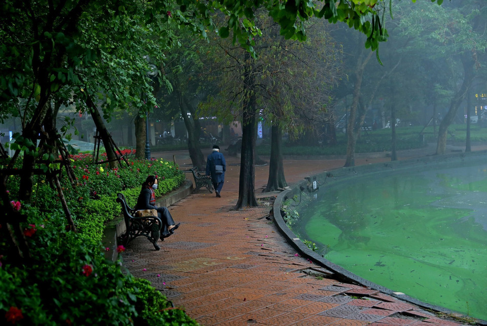 Hồ Gươm với vẻ đẹp Lục Thủy luôn là địa chỉ thu hút du khách tới vãn cảnh. (Ảnh: Ngọc Hà/TTXVN)
