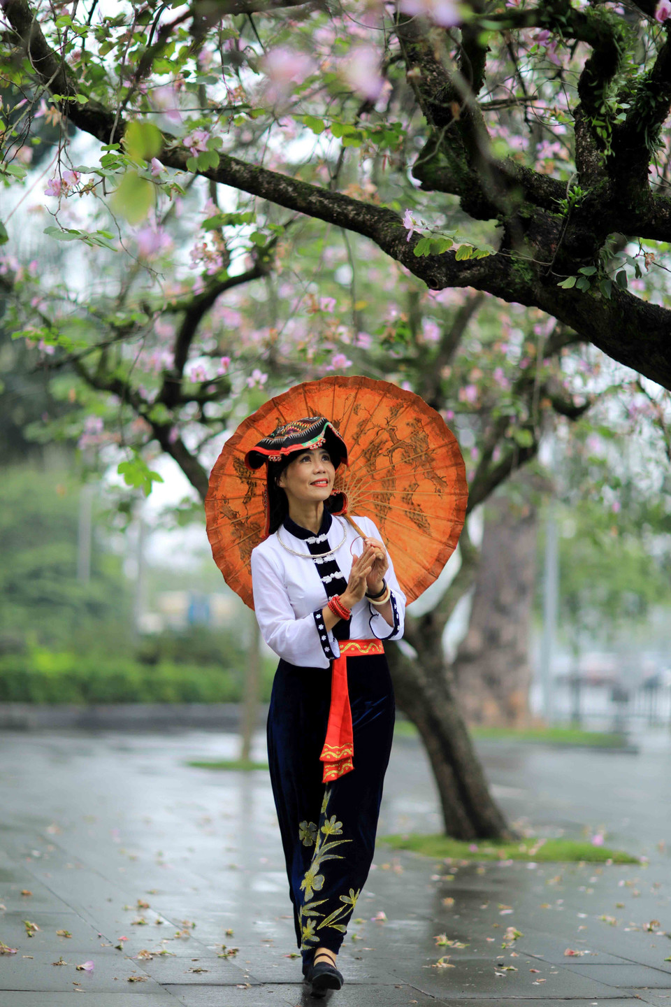 Lựa chọn trang phục dân tộc để lưu lại mùa ban ở Hà Nội. (Ảnh: Nhật Anh/TTXVN)