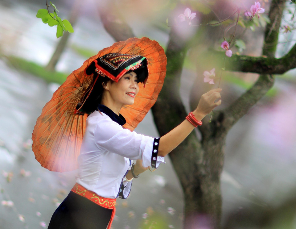 Lựa chọn trang phục dân tộc để lưu lại mùa ban ở Hà Nội. (Ảnh: Nhật Anh/TTXVN)