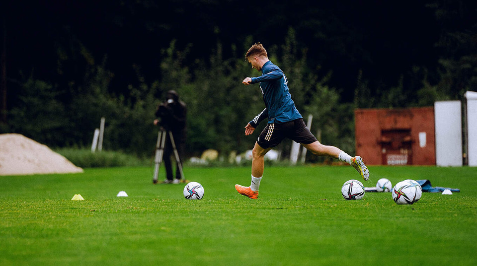 Trong buổi tập, các cầu thủ còn được Flick cho thực hiện bài đá phạt. (Nguồn: DFB)