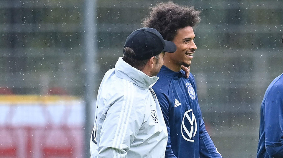 Hansi Flick trò chuyện cùng Sane, học trò cũ tại Bayern Munich. (Nguồn: DFB)