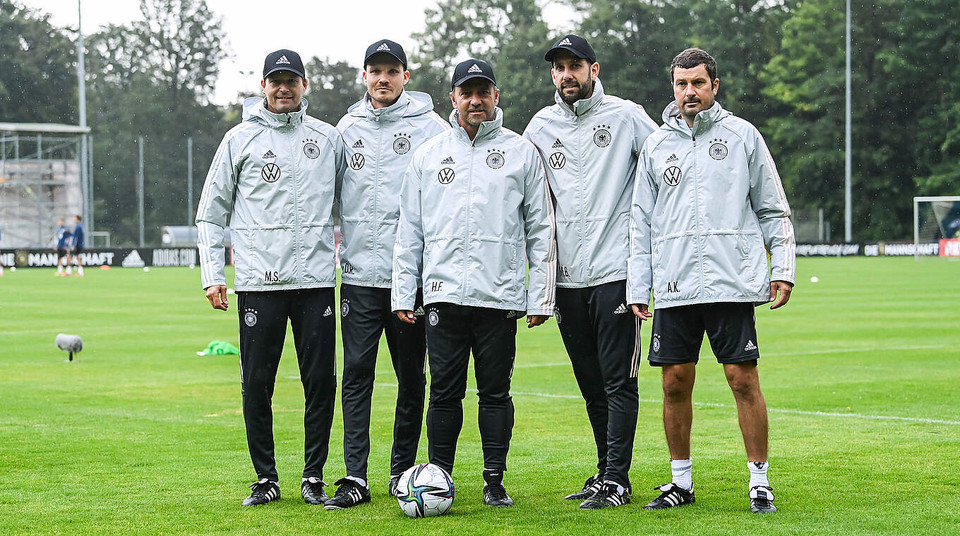 Hansi Flick cùng các thành viên ban huấn luyện của đội tuyển Đức. (Nguồn: DFB)