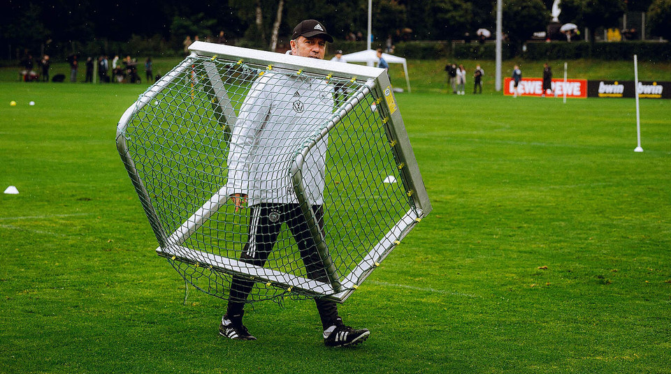 Huấn luyện viên Flick chuẩn bị cho buổi tập. (Nguồn: DFB)