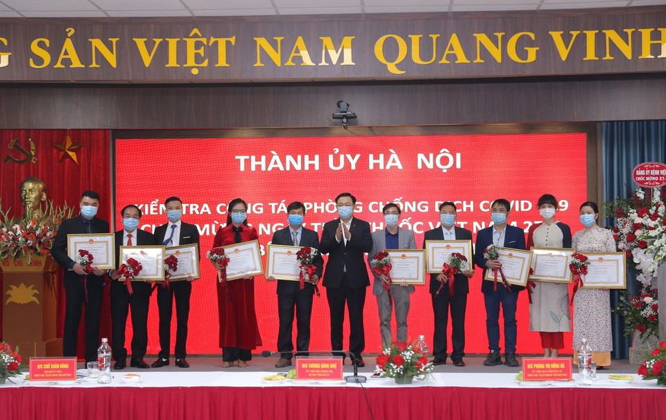 Bí thư Thành ủy Hà Nội Vương Đình Huệ trao Bằng khen của Chủ tịch UBND Thành phố Hà Nội tặng các thầy thuốc tiêu biểu. (Ảnh: Hoàng Hiếu/TTXVN)