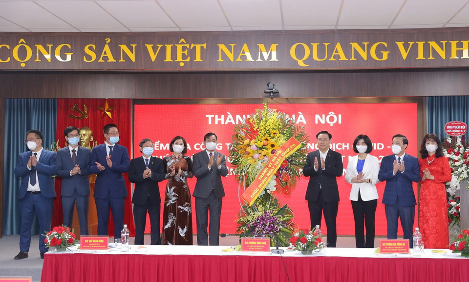 Bí thư Thành ủy Hà Nội Vương Đình Huệ tặng hoa chúc mừng cán bộ, nhân viên, y, bác sỹ của Bệnh viện Thanh Nhàn nhân ngày Thầy thuốc Việt Nam. (Ảnh: Hoàng Hiếu/TTXVN)