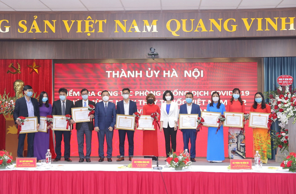 Phó Chủ tịch HĐND Thành phố Phùng Thị Hồng Hà và Phó Chủ tịch UBND Thành phố Chử Xuân Dũng trao Bằng khen của Chủ tịch UBND Thành phố Hà Nội tặng các thầy thuốc tiêu biểu. (Ảnh: Hoàng Hiếu/TTXVN)