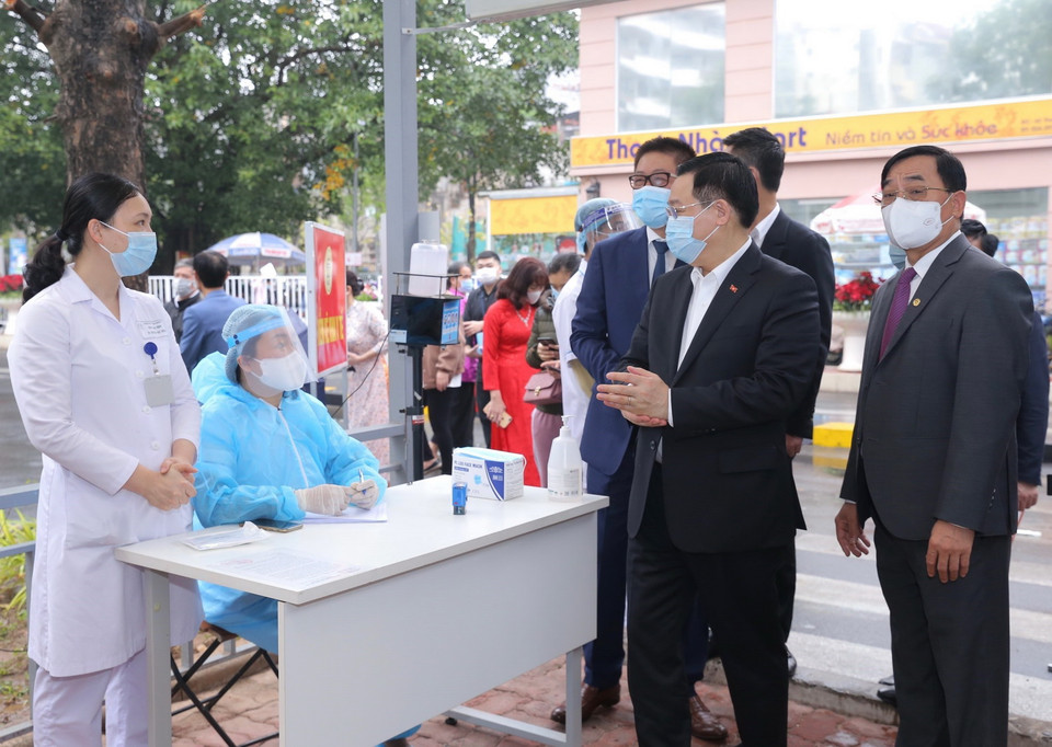  Bí thư Thành ủy Hà Nội Vương Đình Huệ thăm hỏi y, bác sỹ Bệnh viện Thanh Nhàn. (Ảnh: Hoàng Hiếu/TTXVN)