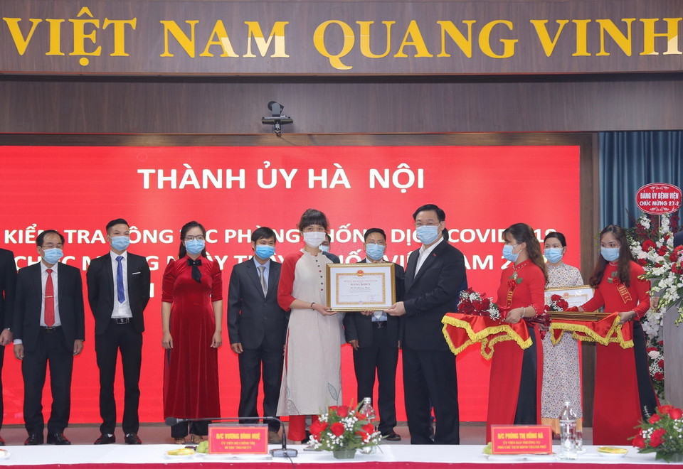 Bí thư Thành ủy Hà Nội Vương Đình Huệ trao Bằng khen của Chủ tịch UBND Thành phố Hà Nội tặng các thầy thuốc tiêu biểu của Bệnh viên Thanh Nhàn. (Ảnh: Hoàng Hiếu/TTXVN)