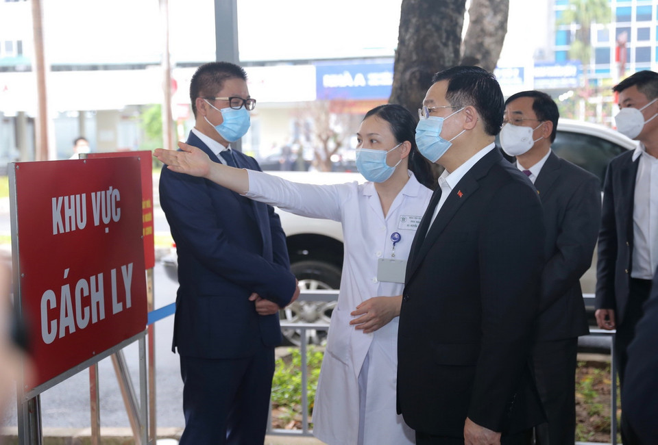 Bí thư Thành ủy Hà Nội Vương Đình Huệ kiểm tra các hoạt động phòng chống dịch COVID-19 tại Bệnh viện Thanh Nhàn. (Ảnh: Hoàng Hiếu/TTXVN)