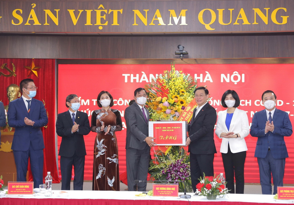 Bí thư Thành ủy Hà Nội Vương Đình Huệ tặng quà chúc mừng Bệnh viện Thanh Nhàn nhân ngày Thầy thuốc Việt Nam. (Ảnh: Hoàng Hiếu/TTXVN)