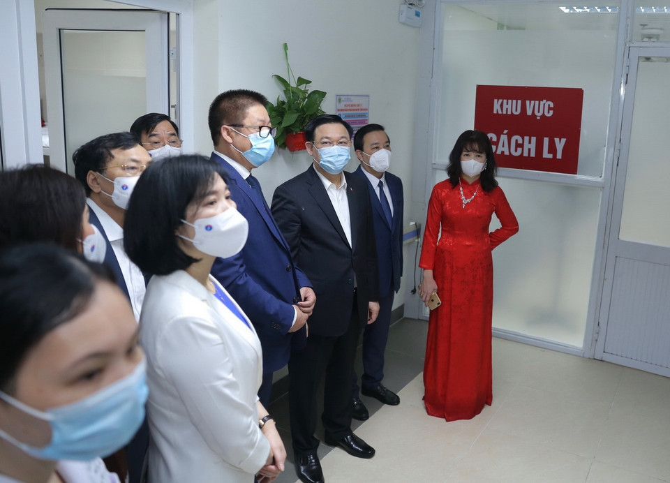 Bí thư Thành ủy Hà Nội Vương Đình Huệ kiểm tra các hoạt động phòng chống dịch COVID-19 tại Bệnh viện Thanh Nhàn. (Ảnh: Hoàng Hiếu/TTXVN)