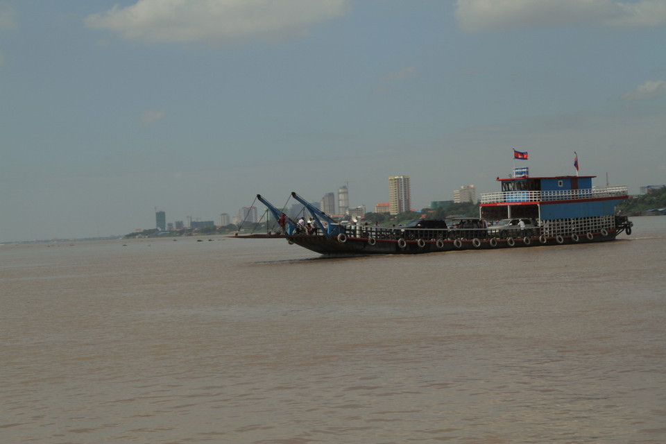 Phà - phương tiện giao thông thủy phổ biến của người dân Campuchia. (Ảnh: Trần Chí Hùng-Danh Chanh Đa-Phan Minh Hưng/TTXVN)