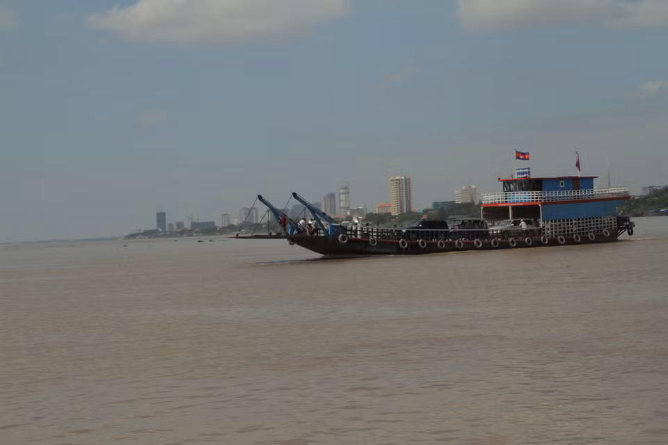 Phà - phương tiện giao thông thủy phổ biến của người dân Campuchia. (Ảnh: Trần Chí Hùng-Danh Chanh Đa-Phan Minh Hưng/TTXVN)