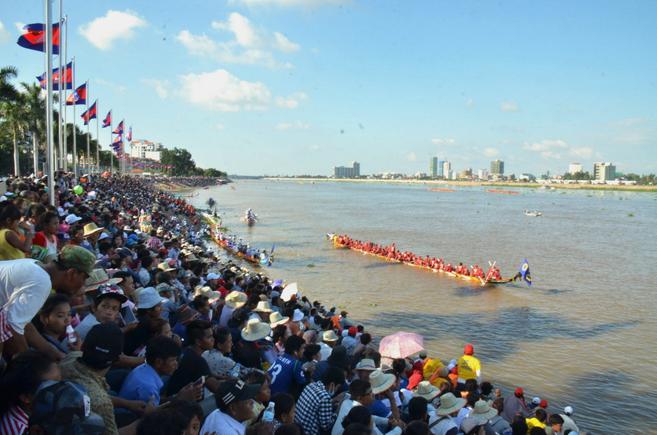 Hội đua thuyền của người dân Campuchia diễn ra trên dòng Mekong. (Ảnh: Trần Chí Hùng-Danh Chanh Đa-Phan Minh Hưng/TTXVN)
