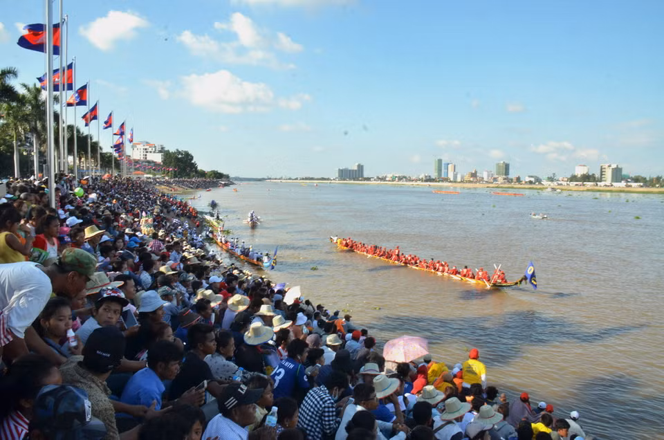 Hội đua thuyền của người dân Campuchia diễn ra trên dòng Mekong. (Ảnh: Trần Chí Hùng-Danh Chanh Đa-Phan Minh Hưng/TTXVN)