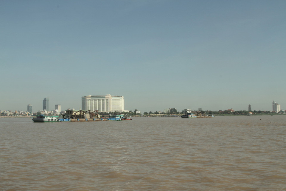 Khai thác cát vẫn là vấn nạn lớn gây sạt lở với cư dân sống ven song Mekong ở Campuchia. (Ảnh: Trần Chí Hùng-Danh Chanh Đa-Phan Minh Hưng/TTXVN)