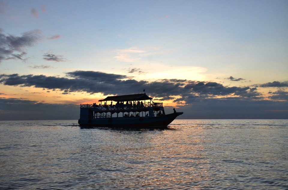 Du thuyền tham quan biển hồ Tonle Sap - hồ trữ nước của dòng Mekong. (Ảnh: Trần Chí Hùng-Danh Chanh Đa-Phan Minh Hưng/TTXVN)