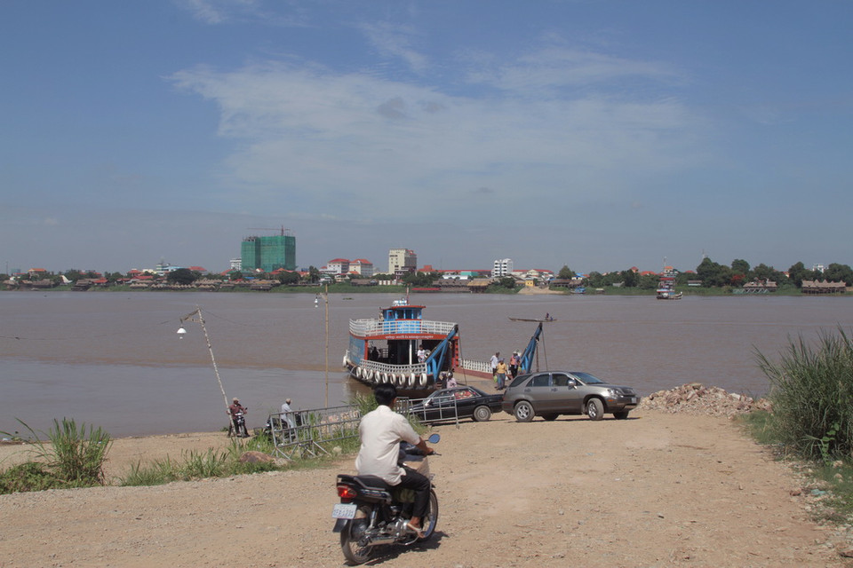 Một bến phà ở tỉnh lẻ của Campuchia. (Ảnh: Trần Chí Hùng-Danh Chanh Đa-Phan Minh Hưng/TTXVN)