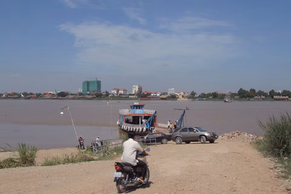 Một bến phà ở tỉnh lẻ của Campuchia. (Ảnh: Trần Chí Hùng-Danh Chanh Đa-Phan Minh Hưng/TTXVN)