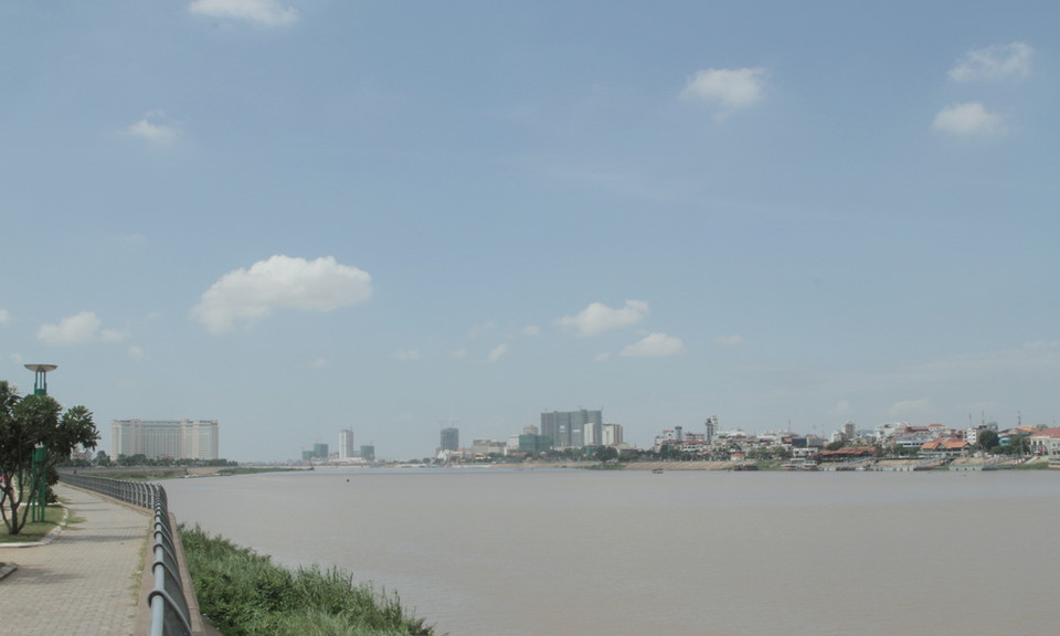 Một góc Thủ đô Phnom Penh, Campuchia, nhìn từ bên bờ kia sông Mekong. (Ảnh: Trần Chí Hùng-Danh Chanh Đa-Phan Minh Hưng/TTXVN)