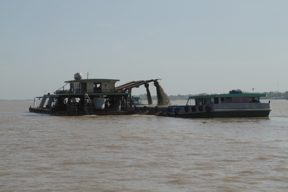 Khai thác cát vẫn là vấn nạn lớn gây sạt lở với cư dân sống ven song Mekong ở Campuchia. (Ảnh: Trần Chí Hùng-Danh Chanh Đa-Phan Minh Hưng/TTXVN)