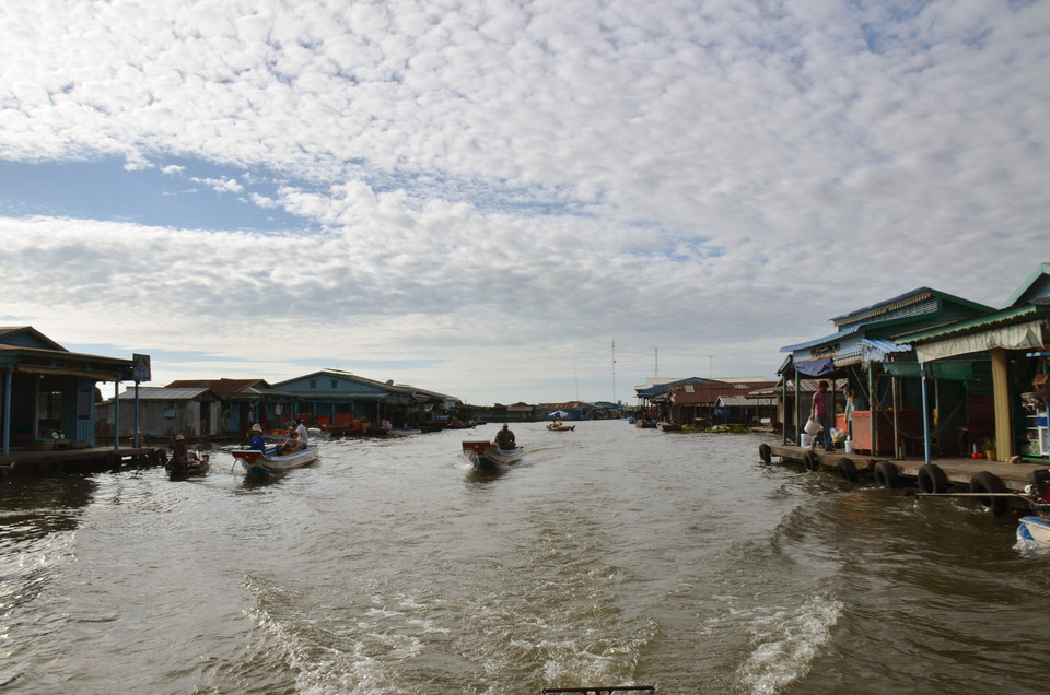Làng nổi người Việt tại vùng biển hồ Tonle Sap - hồ trữ nước của dòng Mekong. (Ảnh: Trần Chí Hùng-Danh Chanh Đa-Phan Minh Hưng/TTXVN)
