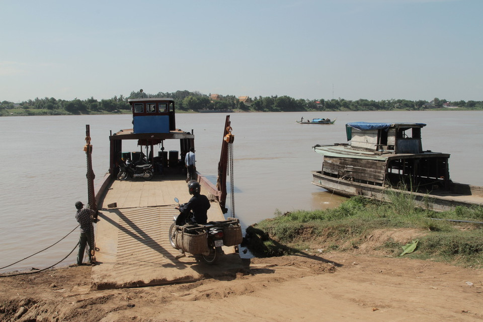Một bến phà trên sông Mekong tại tỉnh lẻ của Campuchia. (Ảnh: Trần Chí Hùng-Danh Chanh Đa-Phan Minh Hưng/TTXVN)