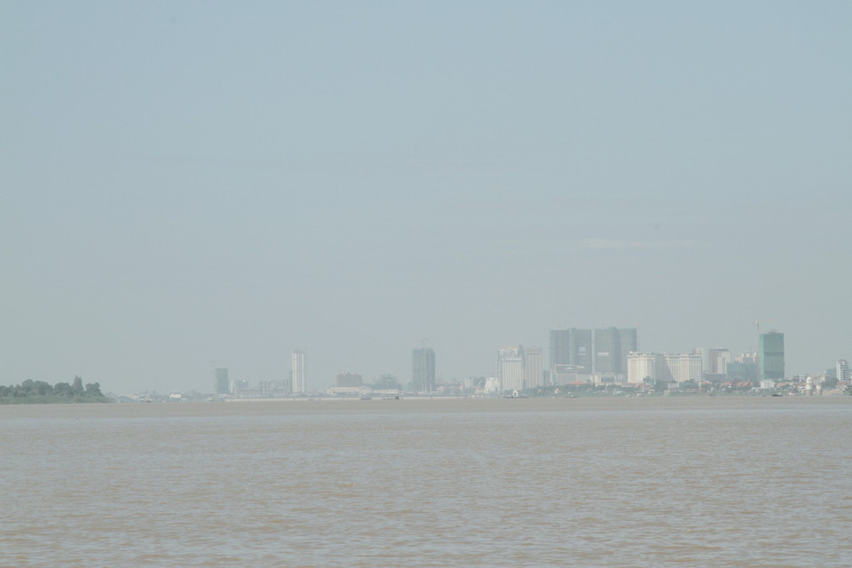 Một góc Thủ đô Phnom Penh, Campuchia, nhìn từ bên bờ kia sông Mekong. (Ảnh: Trần Chí Hùng-Danh Chanh Đa-Phan Minh Hưng/TTXVN)