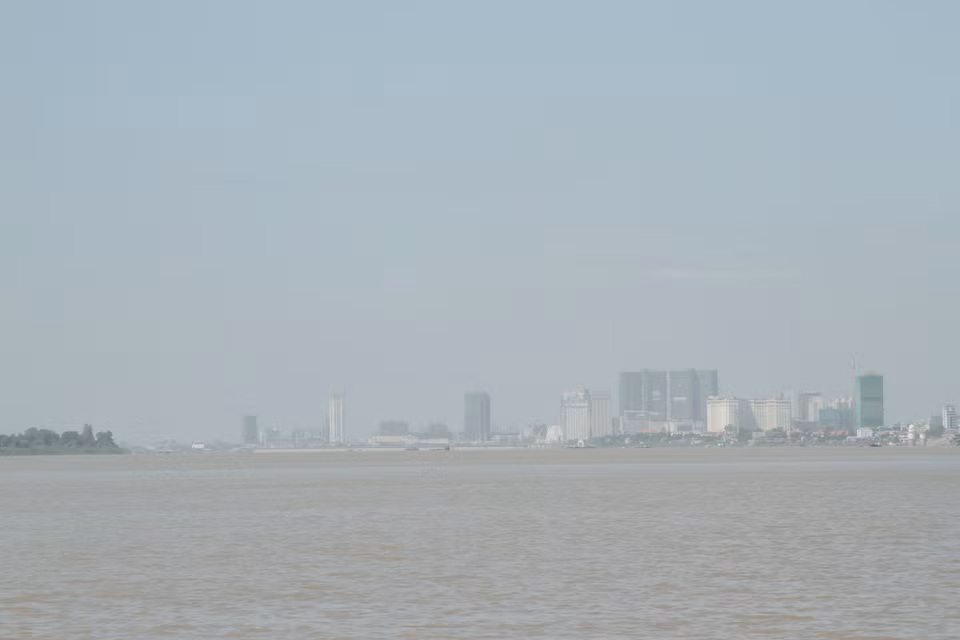 Một góc Thủ đô Phnom Penh, Campuchia, nhìn từ bên bờ kia sông Mekong. (Ảnh: Trần Chí Hùng-Danh Chanh Đa-Phan Minh Hưng/TTXVN)