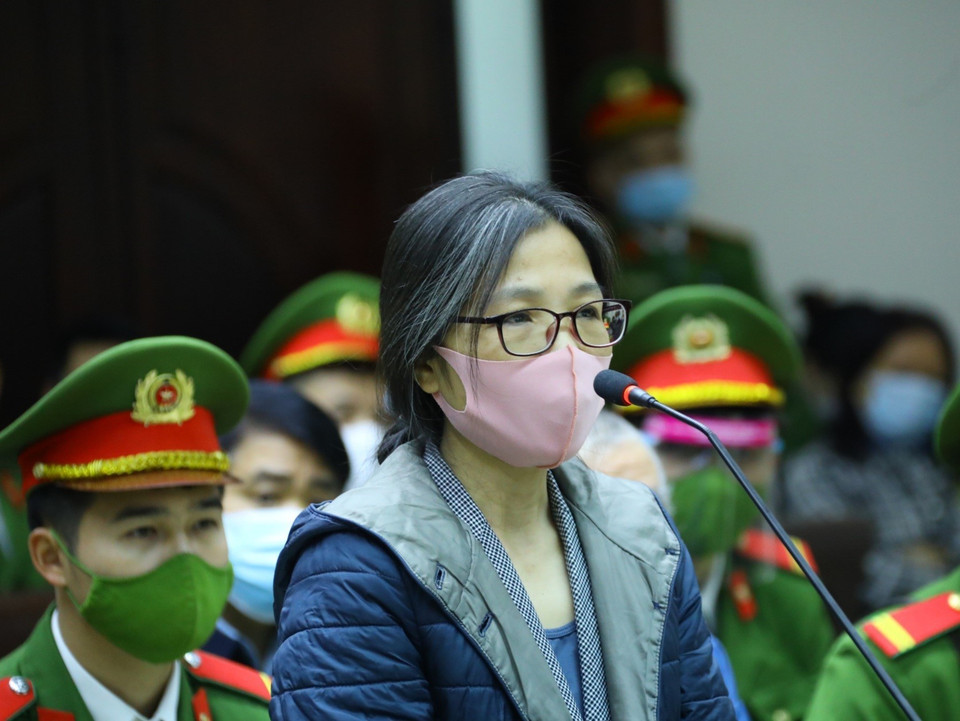 Bị cáo Phạm Thị Kim Tuyến (sinh năm 1971, cựu Trưởng phòng Đăng ký kinh doanh, Sở Kế hoạch và Đầu tư thành phố Hà Nội) khai báo trước tòa. (Ảnh: TTXVN)