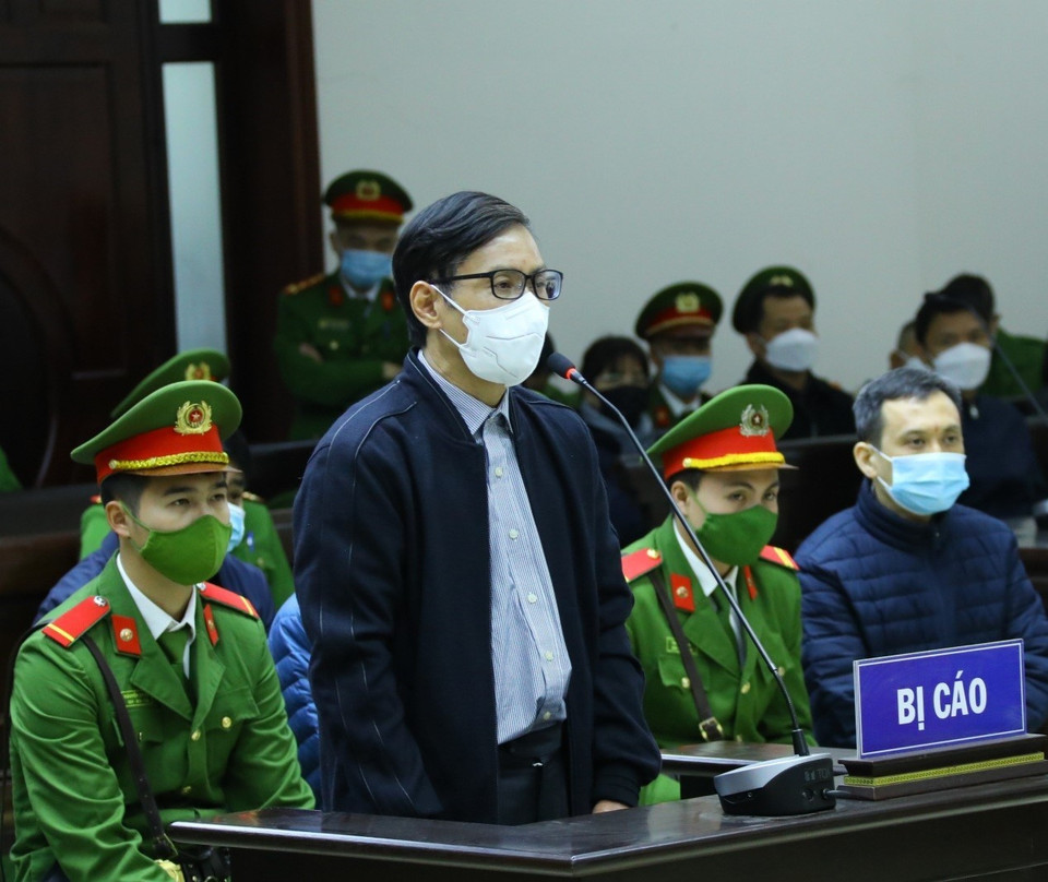 Bị cáo Nguyễn Văn Tứ (sinh năm 1965, cựu Chánh Văn phòng Thành ủy Hà Nội, cựu Giám đốc Sở Kế hoạch và Đầu tư thành phố Hà Nội) khai báo trước tòa. (Ảnh: TTXVN)