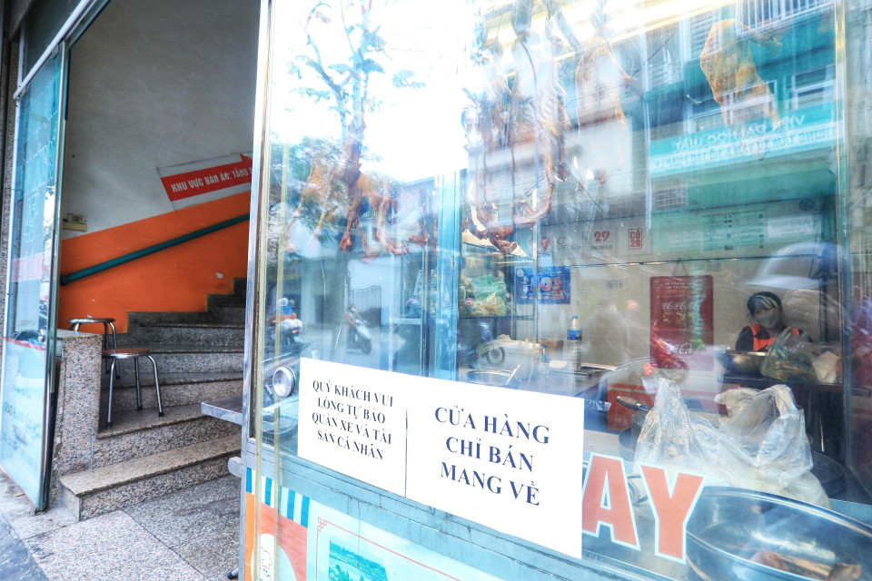 Cửa hàng vịt quay chỉ bán mang về trên phố Đội Cấn, quận Ba Đình. (Ảnh: Tuấn Anh/TTXVN)