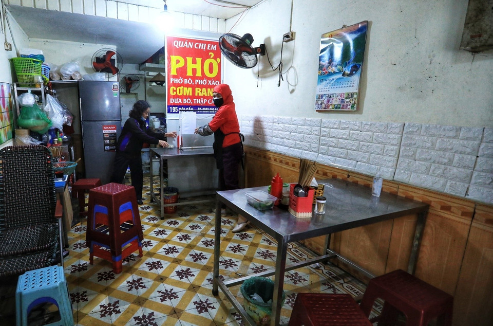 Dọn dẹp cửa hàng trước giờ quy định. (Ảnh: Tuấn Anh/TTXVN)